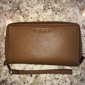 Michael Kors Wristlet (LIKE NEW) GREAT DEAL